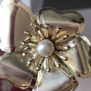 VTG 80’ Golden Floral Brooch with Pearl